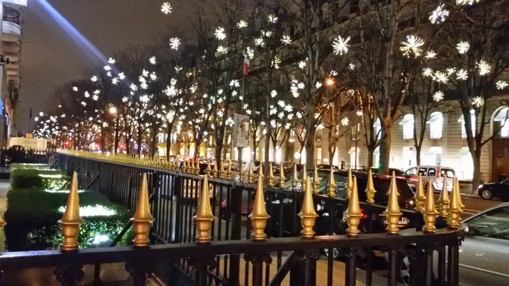 L’Avenue Montaigne s’illumine de mille feux pour Noël