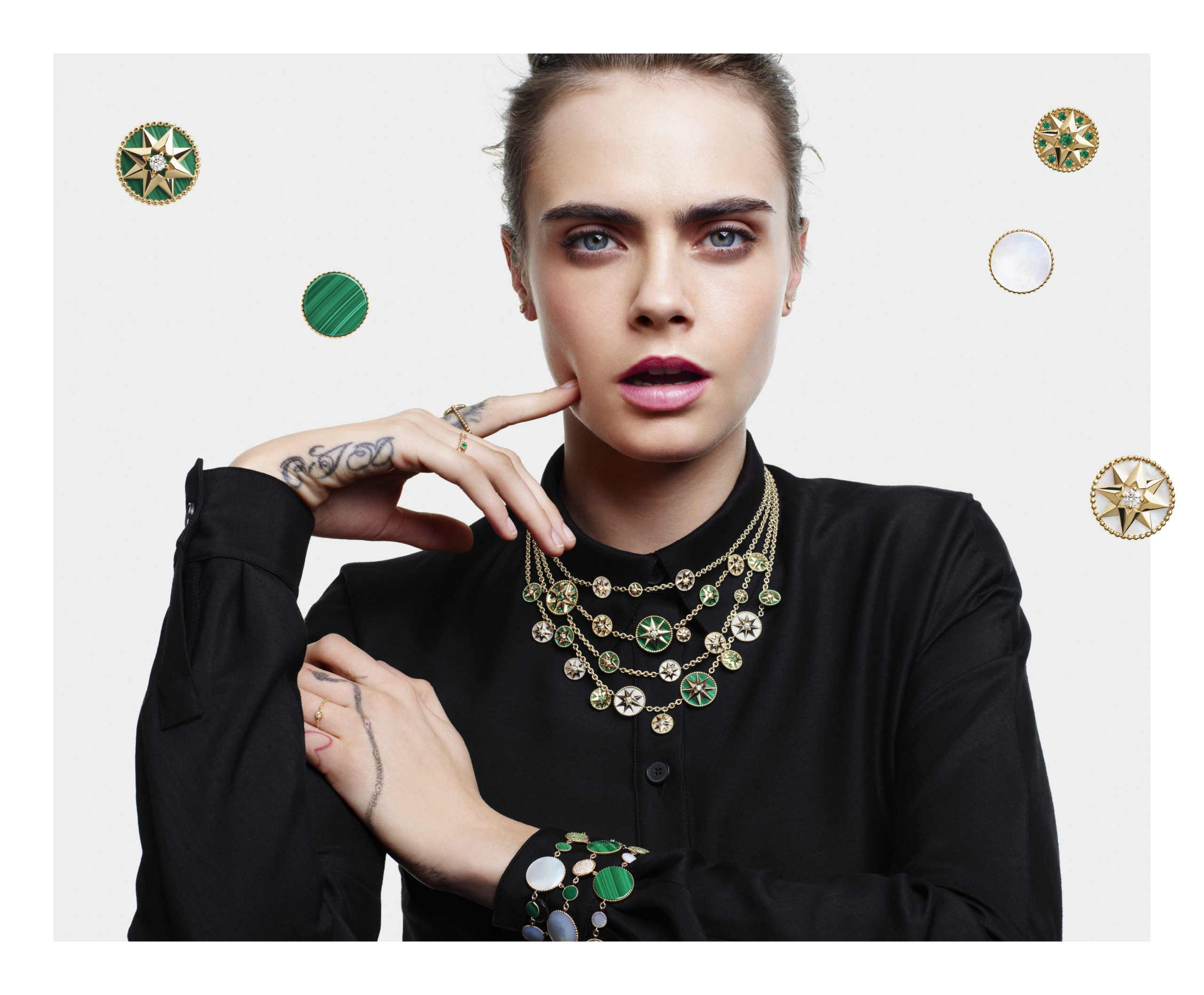 Iconique, la collection Rose des Vents est au cœur de la nouvelle campagne Dior joaillerie