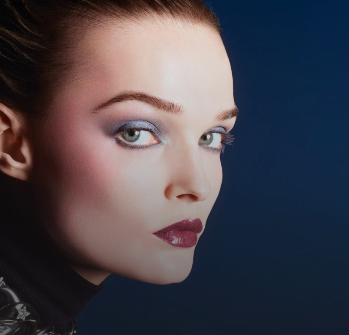 CHANEL Fêtes 2025 raconte l’histoire d’une année qui s’achève pour mieux renaître