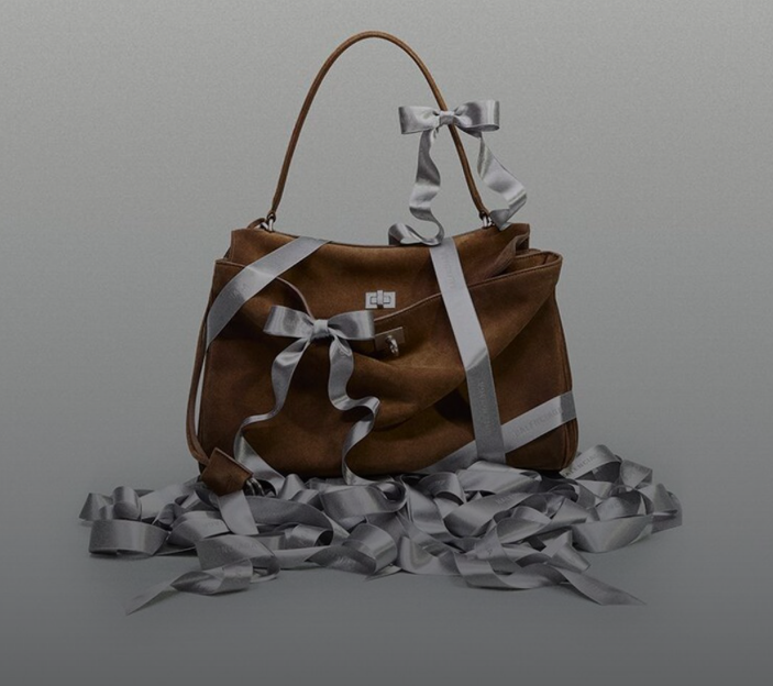 La nouvelle campagne Balenciaga met en avant la joie d&rsquo;offrir pendant les fêtes de fin d&rsquo;année.