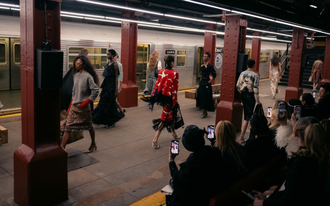 Défilé CHANEL Métiers d’art 2026 : CHANEL’S CROSS-TOWN LINE