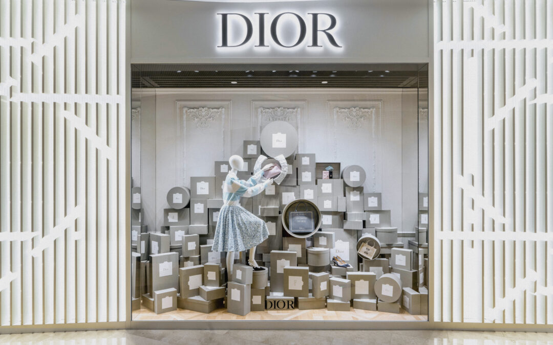 La maison Dior présente une série de décors inédits dans ses adresses à travers le monde