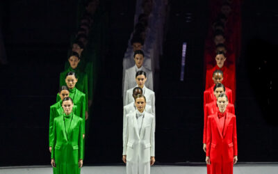 LES COSTUMES GIORGIO ARMANI PORTÉS LORS DE LA CÉRÉMONIE D’OUVERTURE DE MILANO CORTINA 2026 SONT DÉSORMAIS DISPONIBLES EN BOUTIQUE