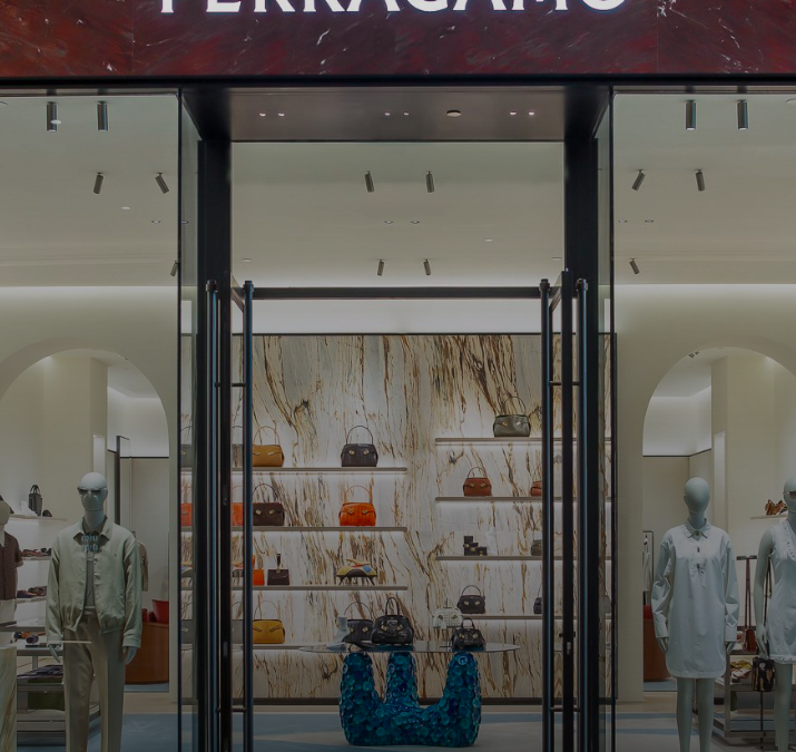 FERRAGAMO À OAKRIDGE PARK À VANCOUVER