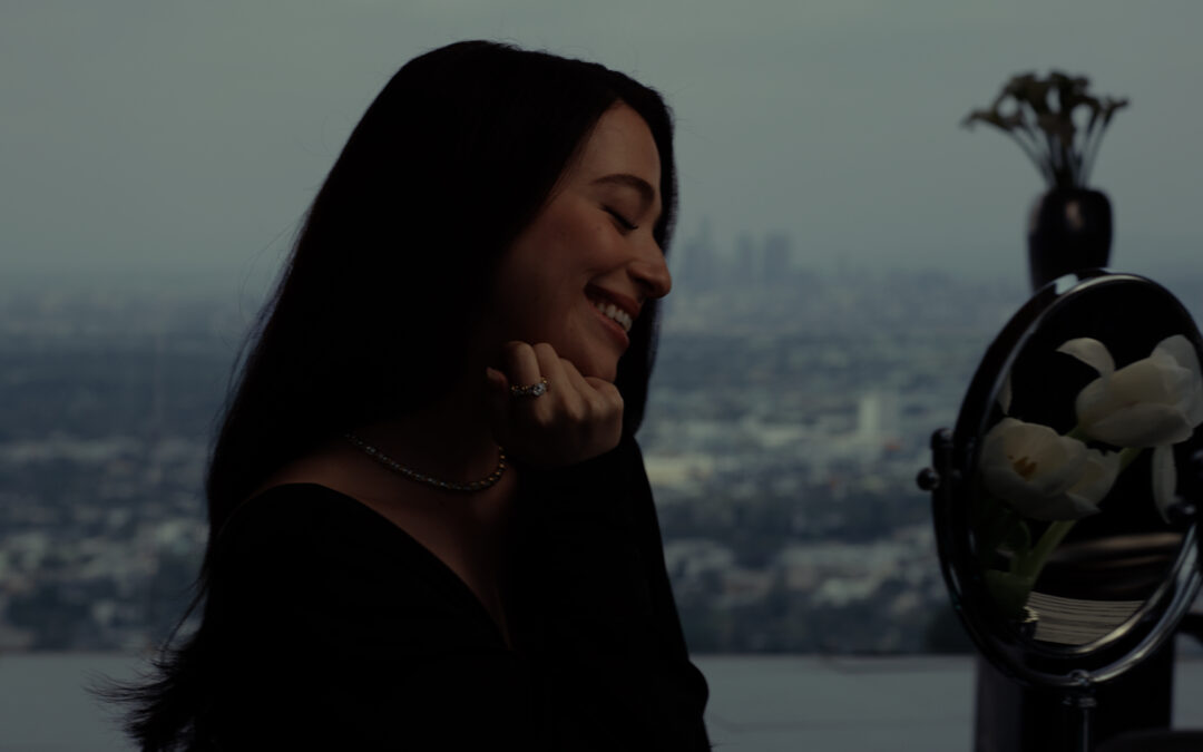 Tiffany & Co. célèbre l’amour sous toutes ses formes avec sa nouvelle campagne « Love & Celebration » incarnée par Mikey Madison