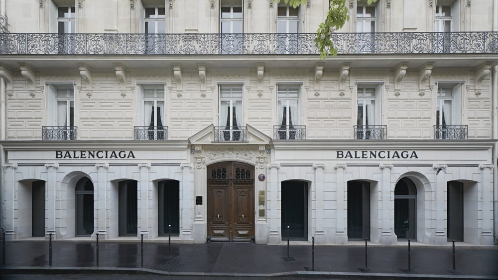 Balenciaga installe un studio de haute couture et de design dans son nouveau siège parisien de l’avenue George V
