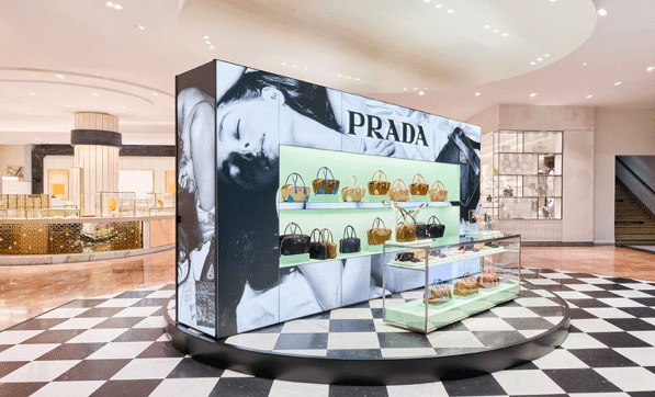 Prada réinvente le luxe écoresponsable avec son Pop-up “Prada 1978” aux Galeries Lafayette