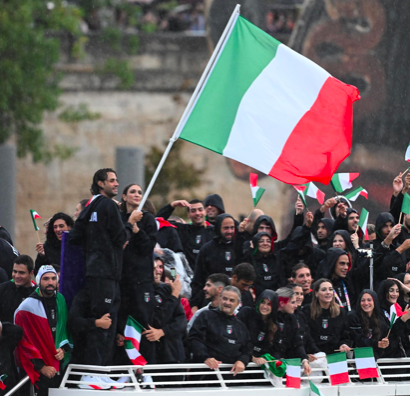 GIORGIO ARMANI A HABILLÉ L’ÉQUIPE ITALIENNE POUR LA CÉRÉMONIE D’OUVERTURE DES JEUX OLYMPIQUES DE PARIS 2024