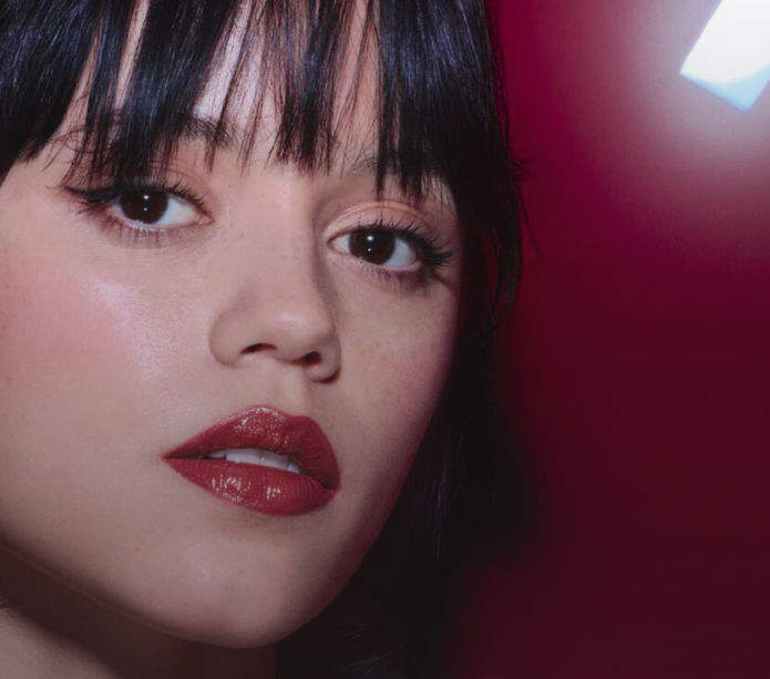 Jenna Ortega électrise le tapis rouge Dior avec le nouveau rouge à lèvres Rouge Dior On Stage