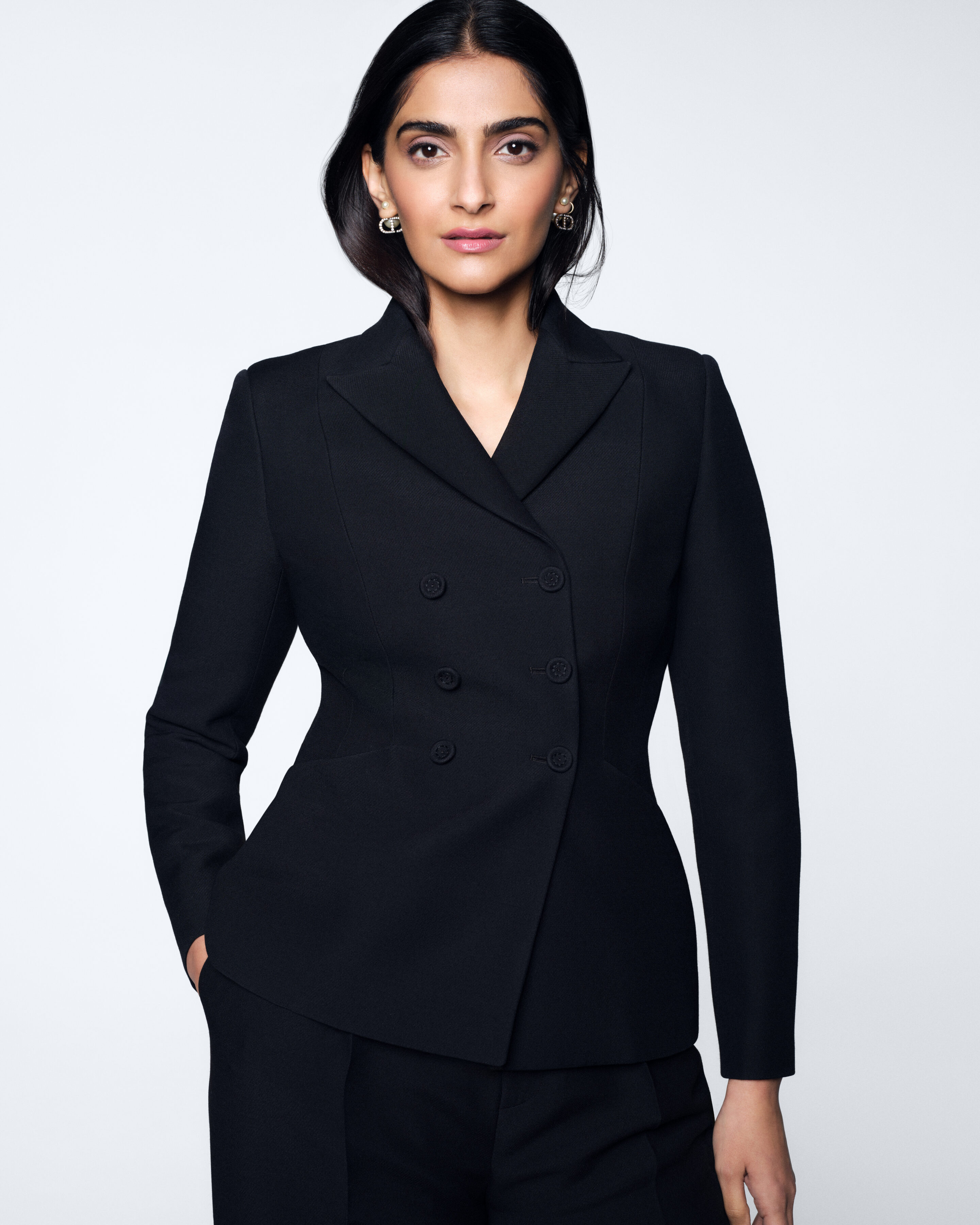 Sonam Kapoor devient ambassadrice Dior pour les collections imaginées par Maria Grazia Chiuri