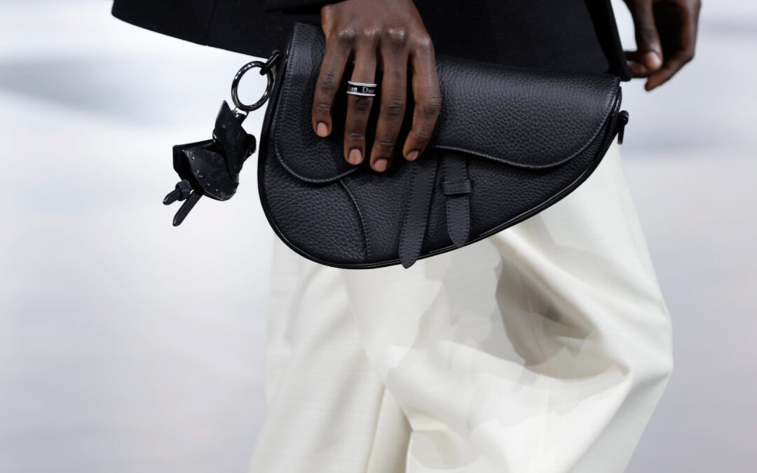 Le Saddle se métamorphose pour la collection masculine Dior Hiver 2025-2026