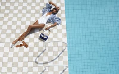 Pour cette saison, Louis Vuitton propose une collection lifestyle consacrée à un voyage au cœur de l’été : LV By The Pool.