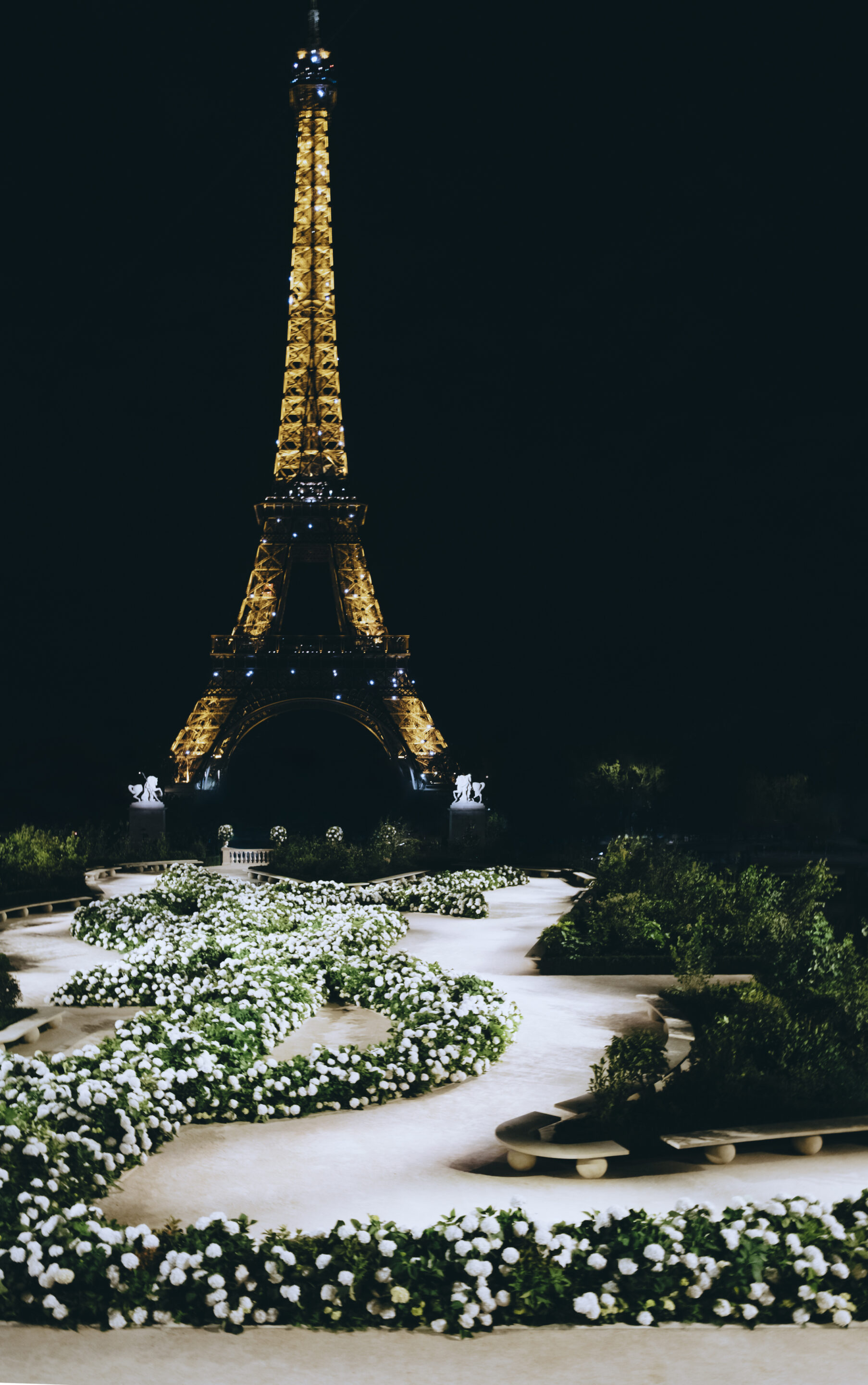 SAINT_LAURENT_WOMAN_SUMMER_26_SHOW_SET_01_HR