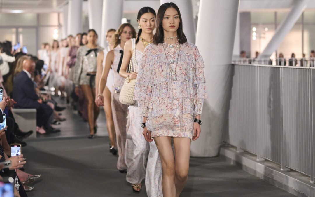 CHANEL – La collection Croisière 2024/25 de CHANEL a fait escale à Hong Kong