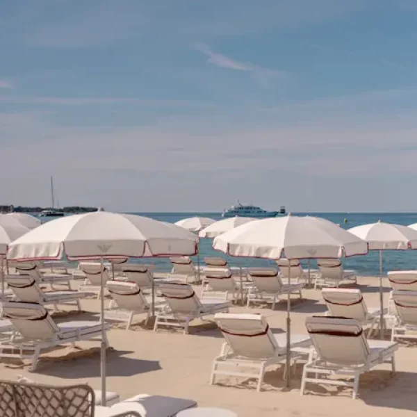 Emporio Armani prend ses quartiers d’été à Vega La Plage sur la Croisette