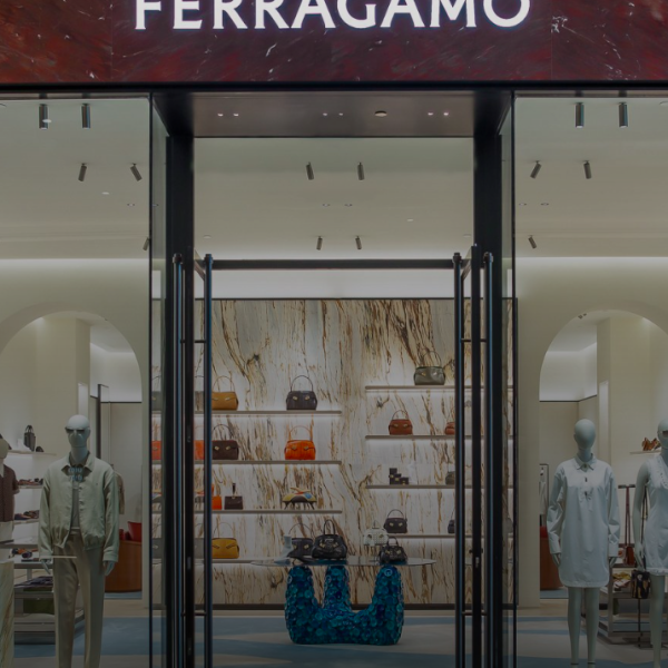 FERRAGAMO À OAKRIDGE PARK À VANCOUVER