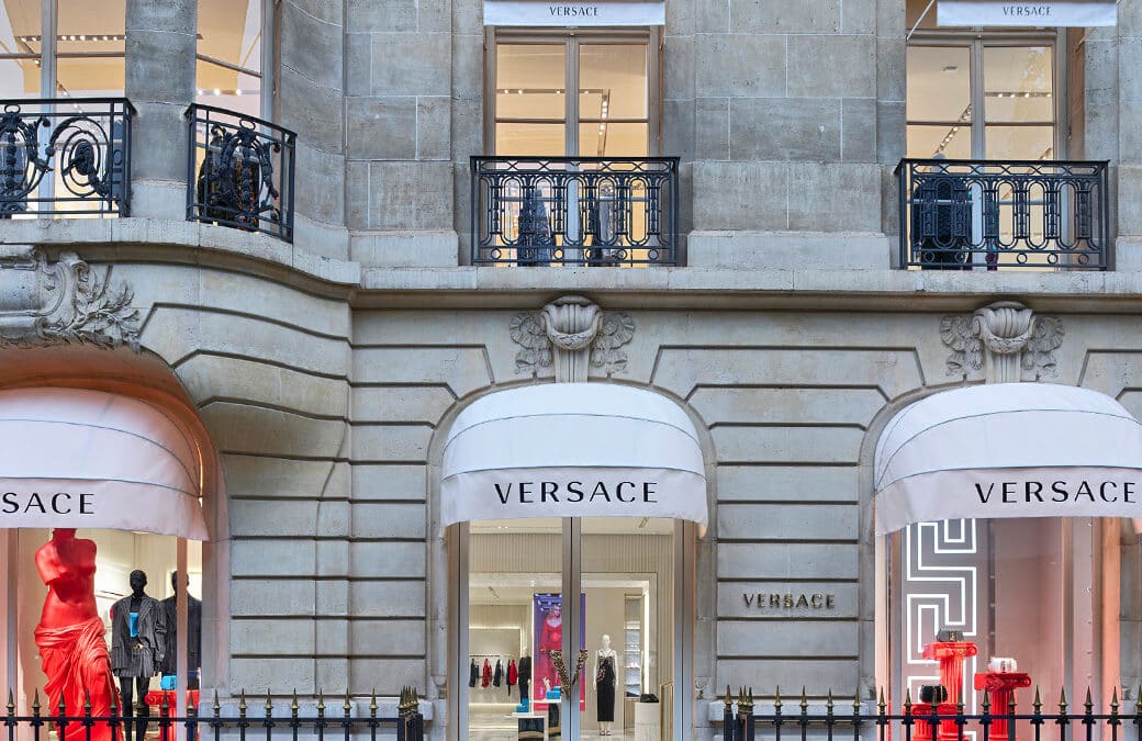Versace signe son retour sur l’Avenue Montaigne